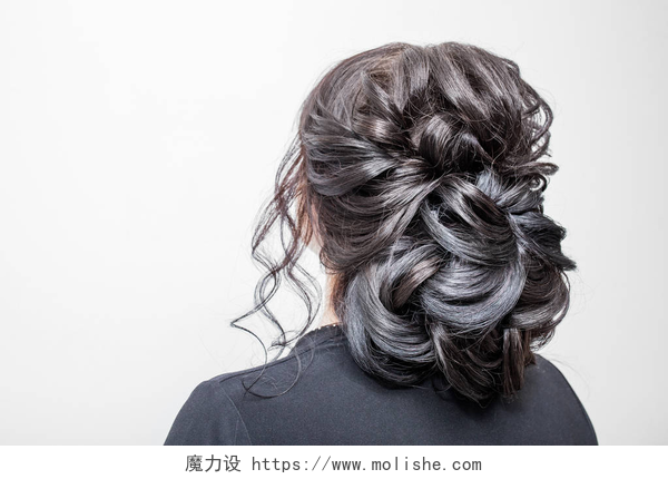 白色背景下的一个女人的头发晚上或婚礼头发造型 hairdress 的黑发女人, 后视图